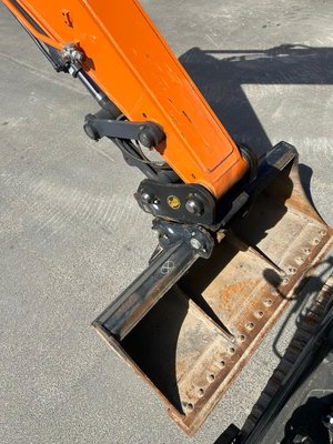 Pelle sur chenilles Develon DX235LCR-7