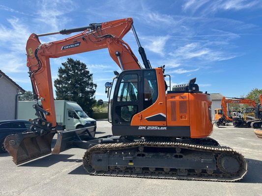 Pelle sur chenilles Develon DX235LCR-7