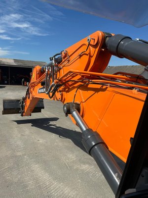 Pelle sur chenilles Develon DX235LCR-7