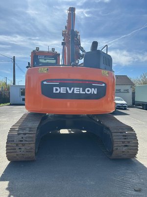 Pelle sur chenilles Develon DX235LCR-7
