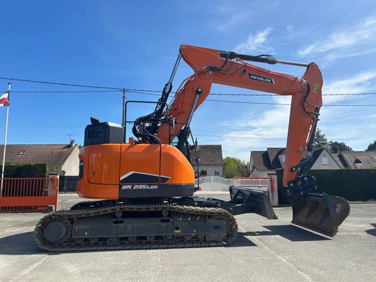 Pelle sur chenilles Develon DX235LCR-7