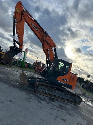 Pelle sur chenilles Develon DX235LCR-7
