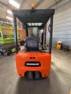 Chariot élévateur électrique Doosan B20T-5