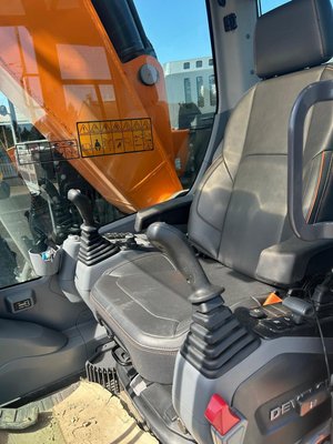 Pelle sur chenilles Develon DX235LCR-7
