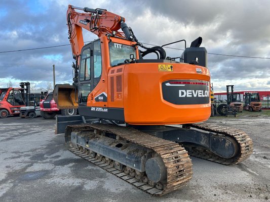 Pelle sur chenilles Develon DX235LCR-7